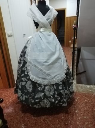 Falda huertana con manteletas