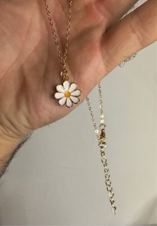 Collar dorado con margarita blanca