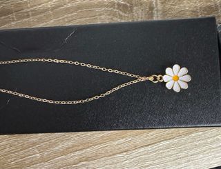 Collar dorado con margarita blanca