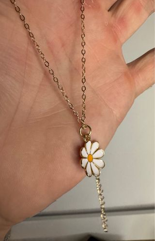 Collar dorado con margarita blanca