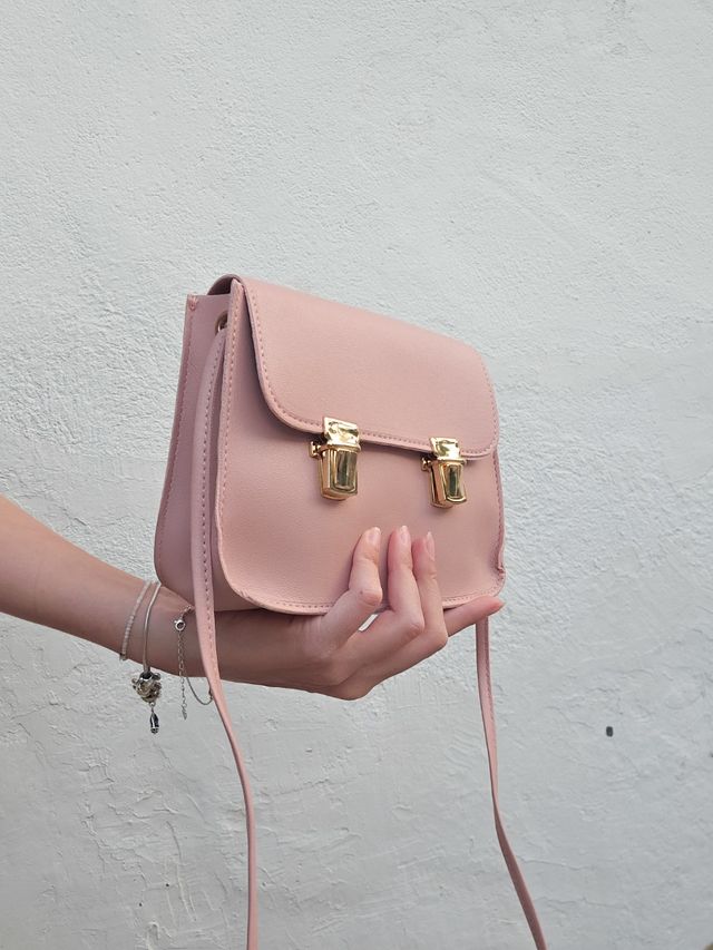 Bolso rosa con detalles dorados