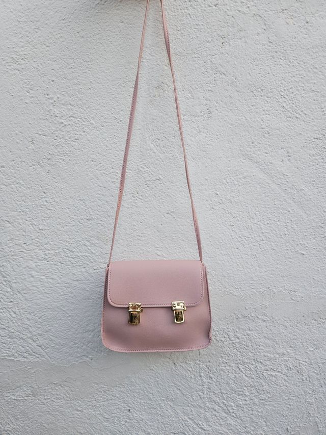 Bolso rosa con detalles dorados