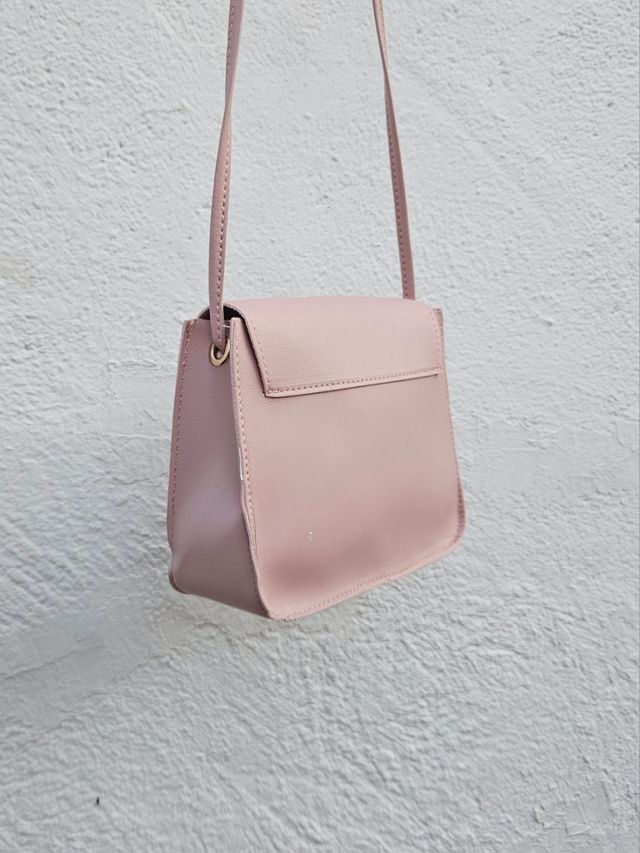 Bolso rosa con detalles dorados
