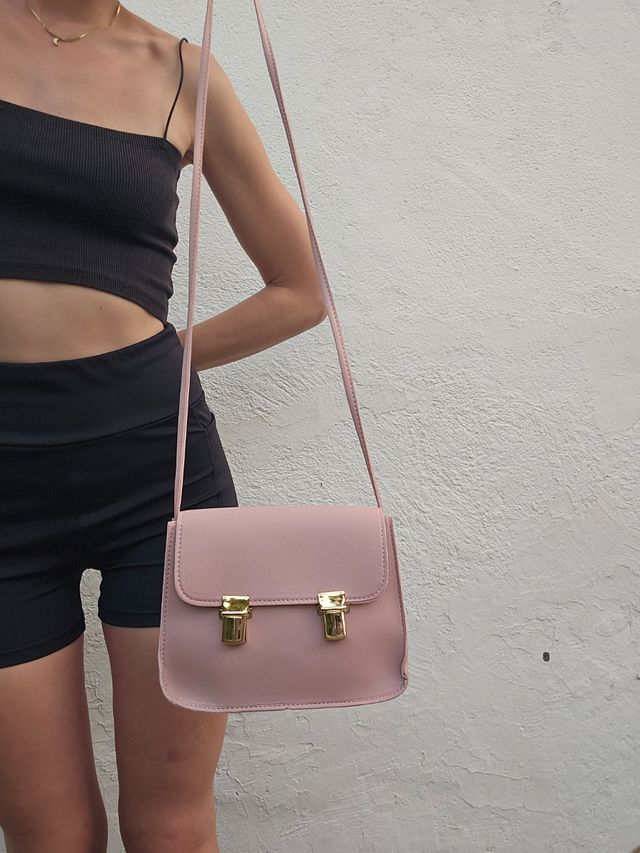 Bolso rosa con detalles dorados
