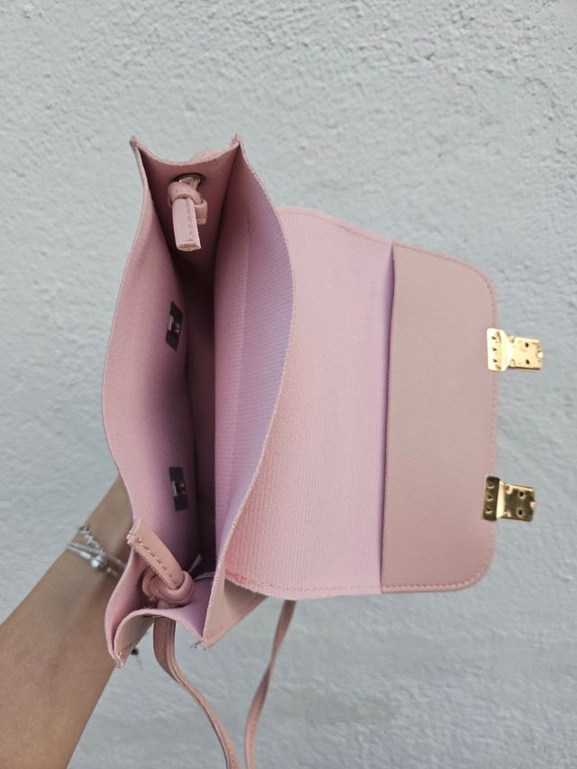 Bolso rosa con detalles dorados