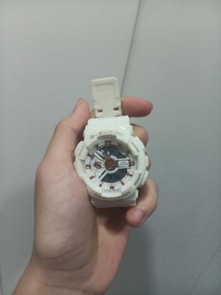 Reloj G-Shock Blanco con detalles rosados