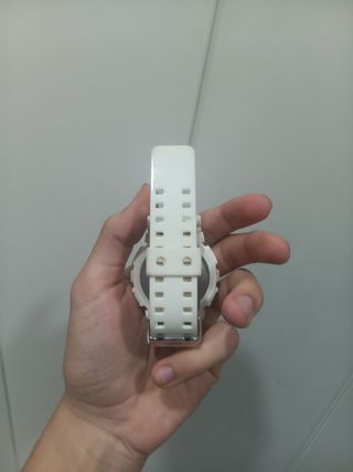 Reloj G-Shock Blanco con detalles rosados