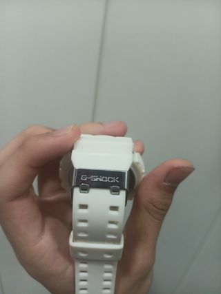 Reloj G-Shock Blanco con detalles rosados