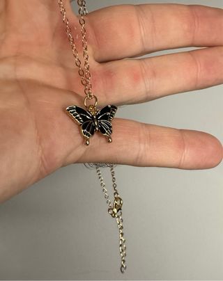 Collar dorado con mariposa negra