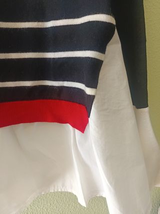 Jersey de rayas con detalle rojo y blanco