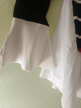 Jersey de rayas con detalle rojo y blanco