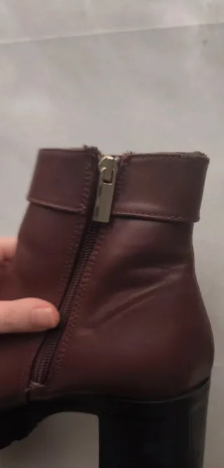 Botas Stradivarius tacón ancho burdeos