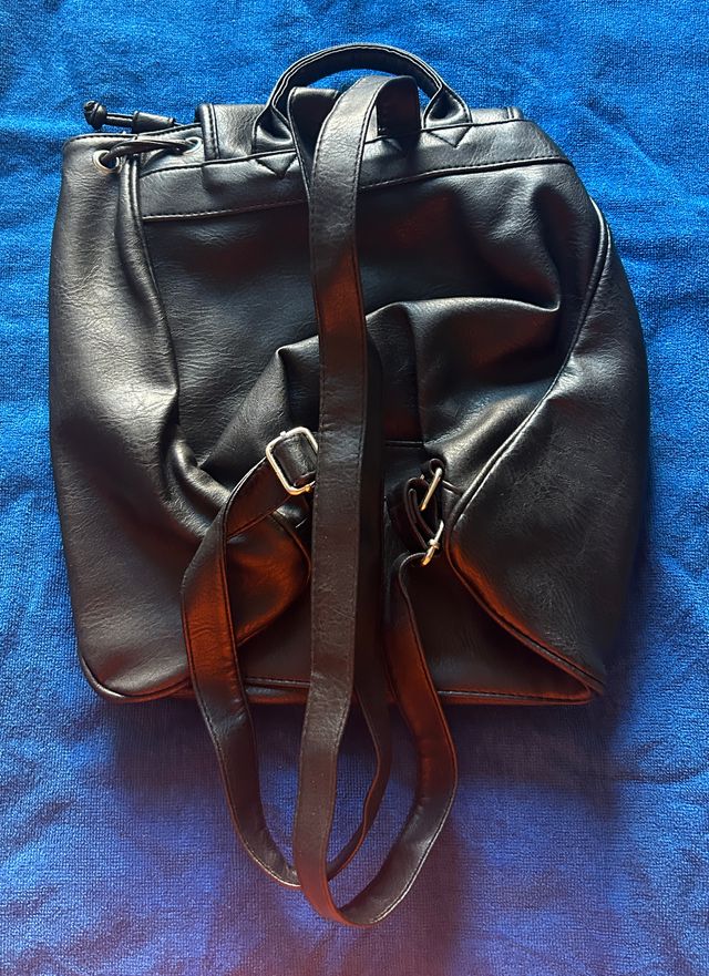 Mochila Negra con Bolsillos Frontales