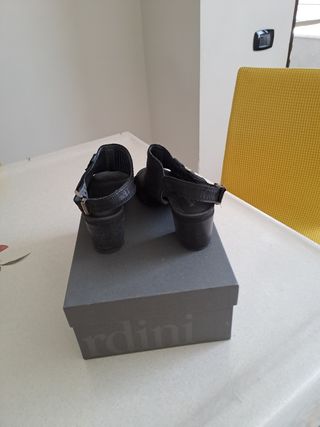 Scarpe aperte nere con tacco