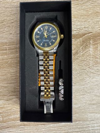 Reloj de pulsera con esfera azul y bisel dorado