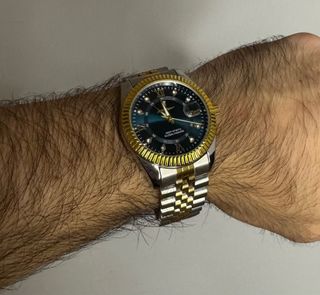 Reloj de pulsera con esfera azul y bisel dorado