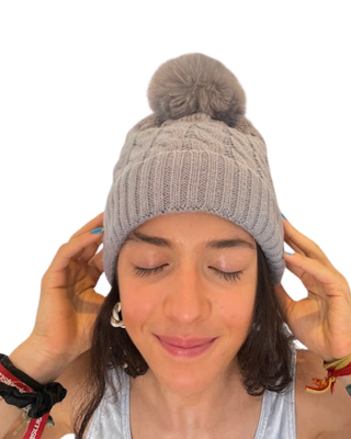 Gorro de punto gris con pompón