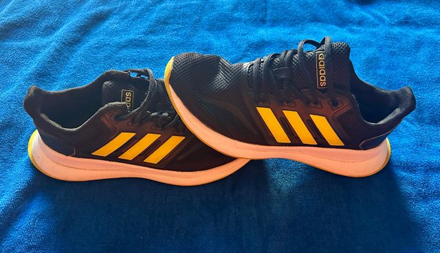 Adidas Negras y Amarillas