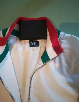 Giubbetto bianco, polsi e collo elasticizzati 