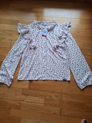 Blusa blanca con estampado rojo