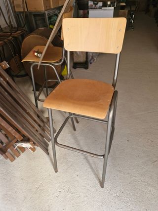 Sillas de madera y metal