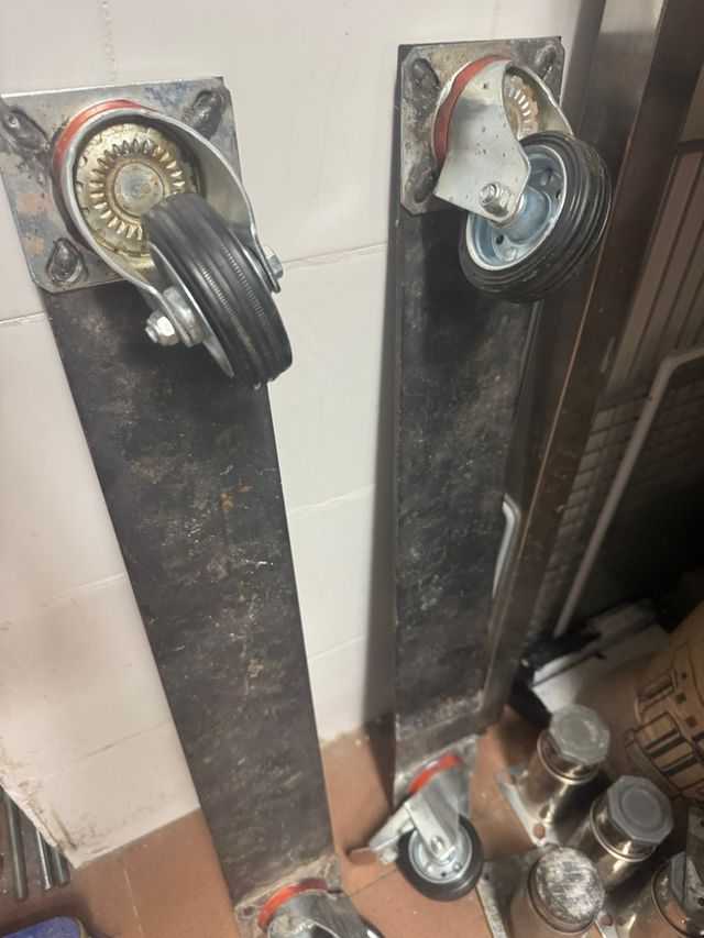 Soportes de hierro con ruedas