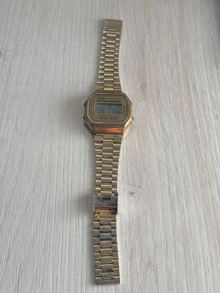 Reloj digital Casio Dorado