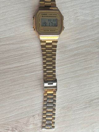 Reloj digital Casio Dorado