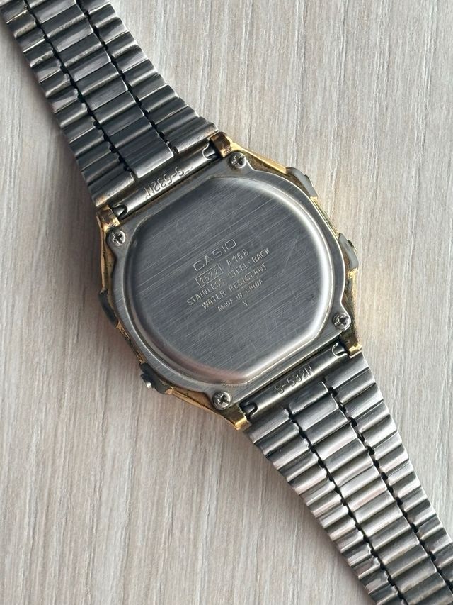 Reloj digital Casio Dorado