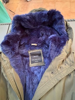 Parka Bershka verde con pelo interior azul