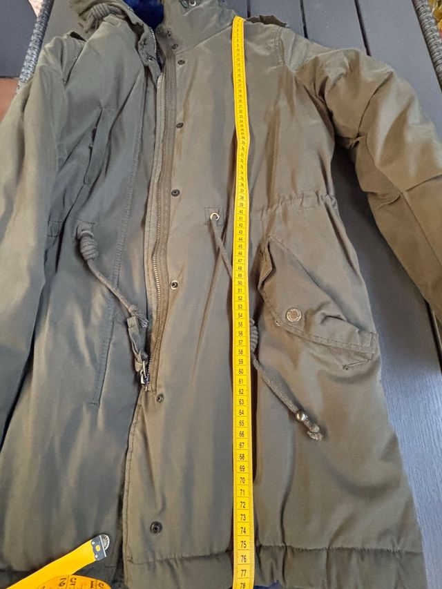 Parka Bershka verde con pelo interior azul