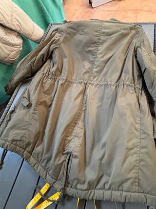 Parka Bershka verde con pelo interior azul