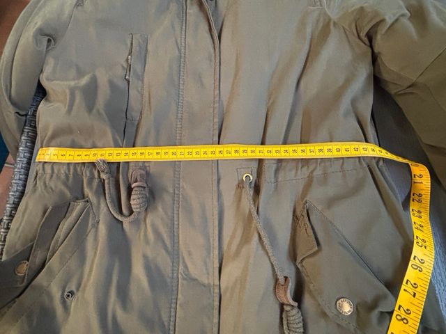 Parka Bershka verde con pelo interior azul