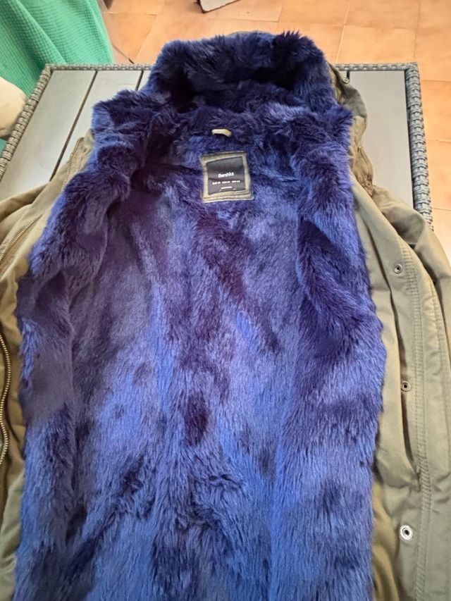 Parka Bershka verde con pelo interior azul