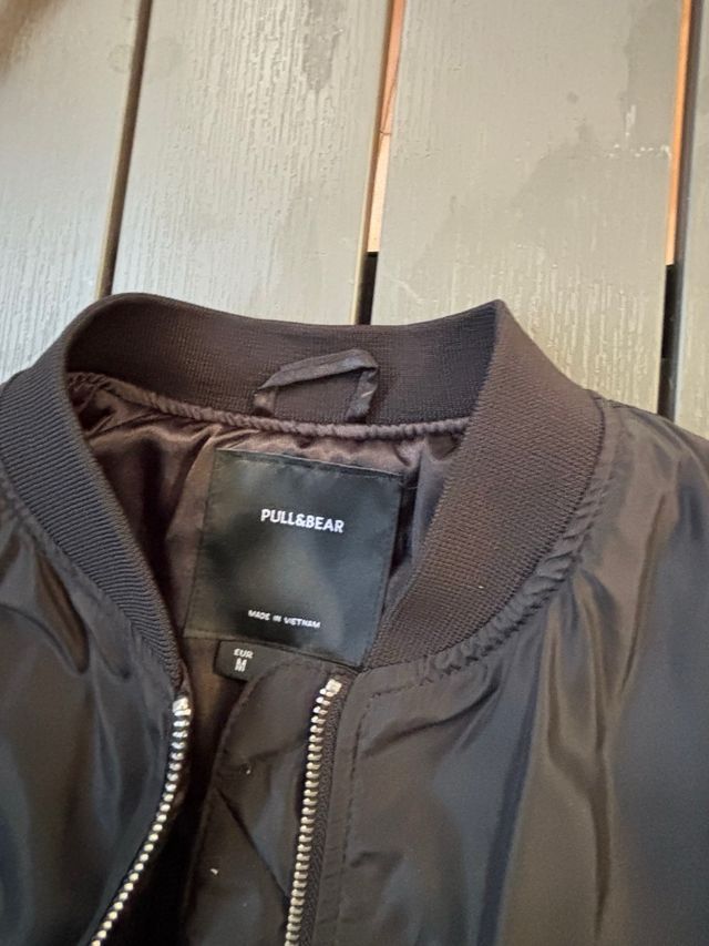 Chaqueta bomber negra Pull&Bear