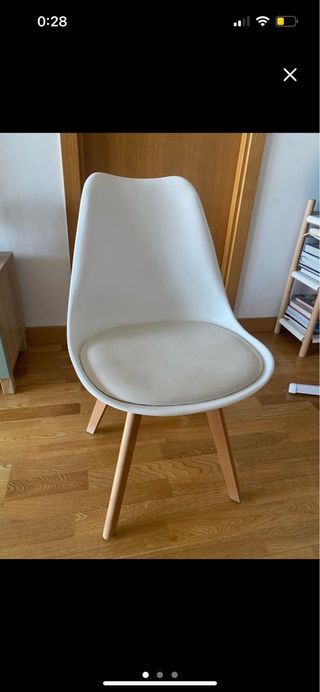 Silla de escritorio blanca y madera