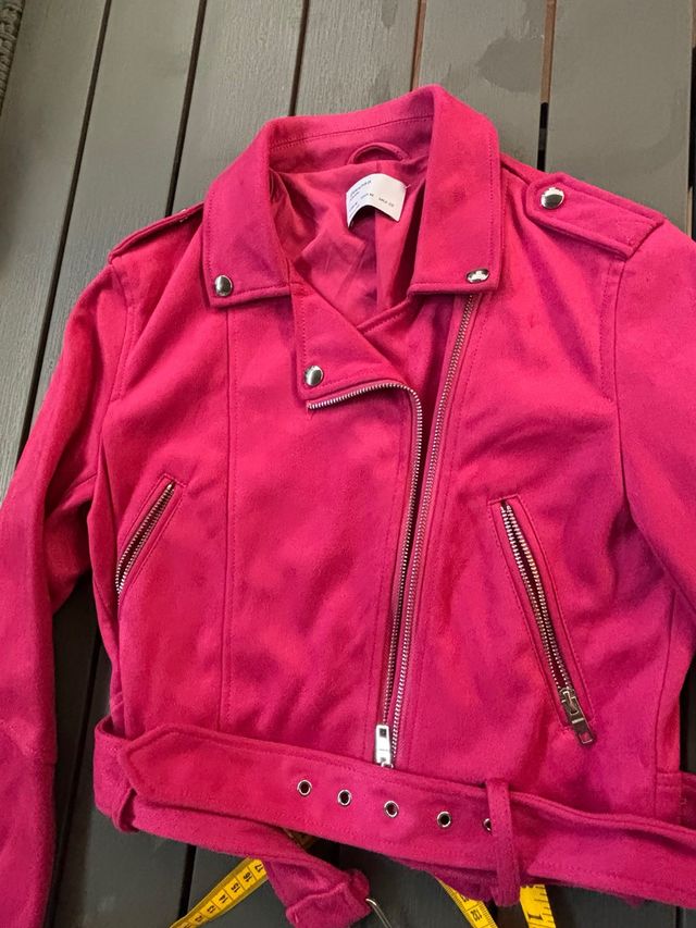 Chaqueta Rokera Rosa. efecto piel.