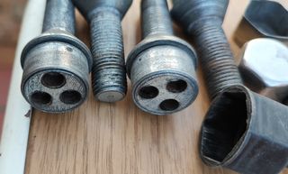 Tornillos antirrobo para llantas