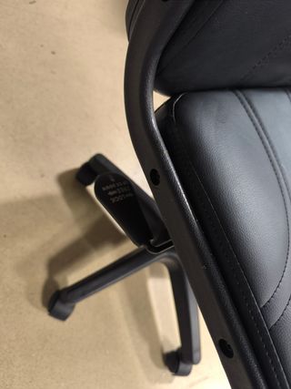 Silla de oficina negra de cuero sintético