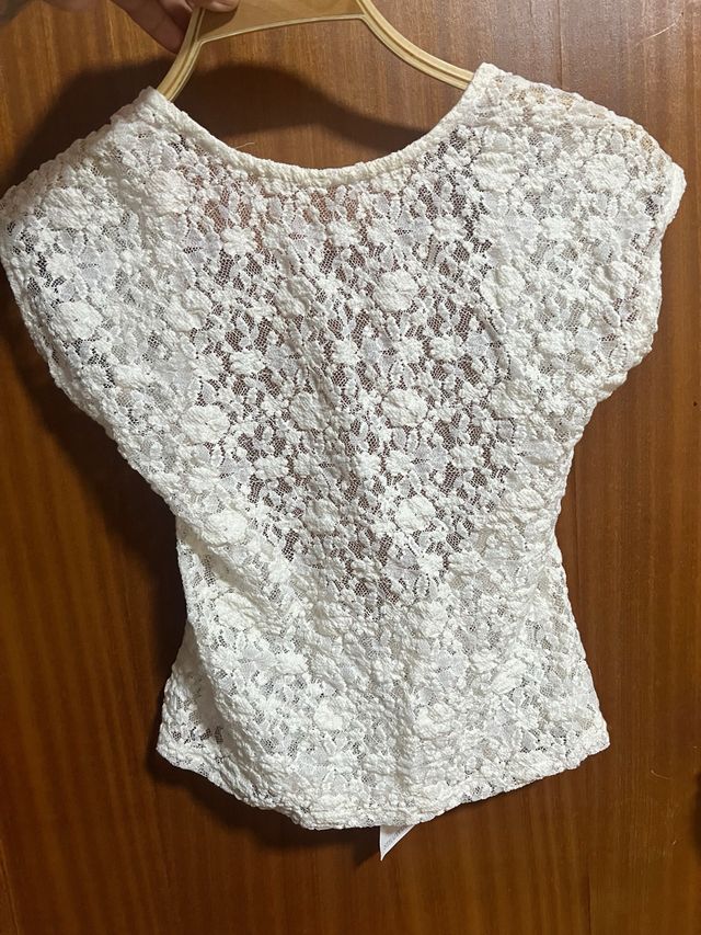 Polo blanco de encaje