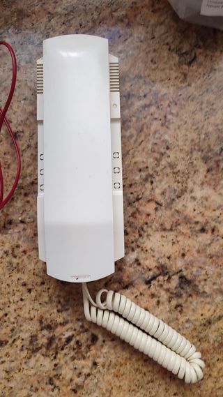 Interfono blanco, portero automático, telefonillo.