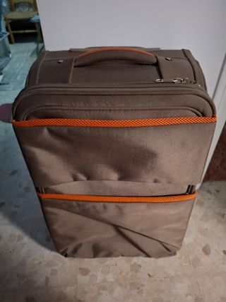 Maleta de viaje marrón con detalles naranjas
