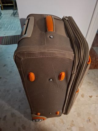 Maleta de viaje marrón con detalles naranjas