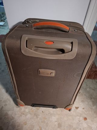 Maleta de viaje marrón con detalles naranjas