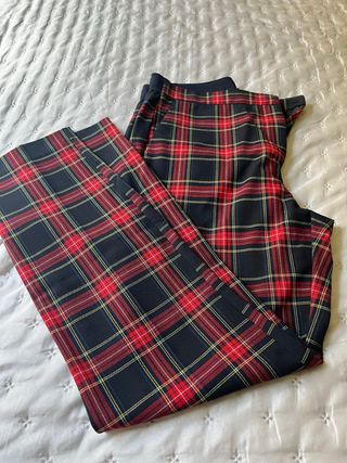 Pantalones de cuadros rojos y negros