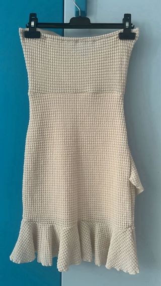 Vestido corto beige con volantes