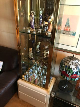 Vitrina de cristal dorada