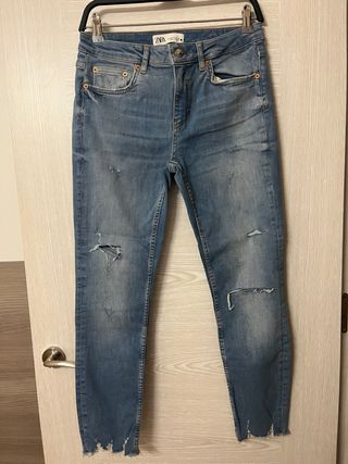 Pantalones vaqueros Zara desgastados