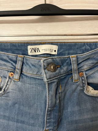 Pantalones vaqueros Zara desgastados