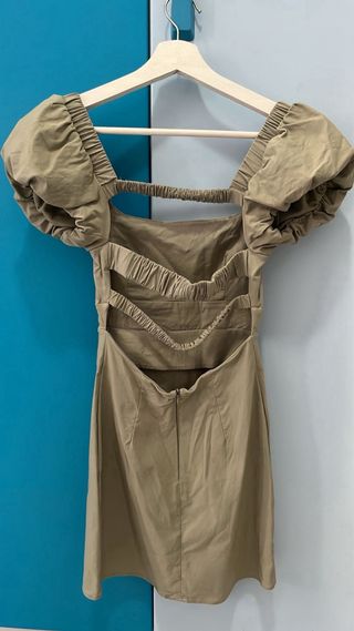 Vestido beige con mangas abullonadas